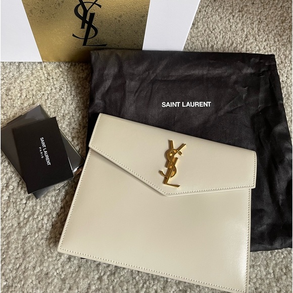 •Magnetic flap closure 
•Gold-tone logo hardware at front
•Fabric lining - Picture 4 of 6